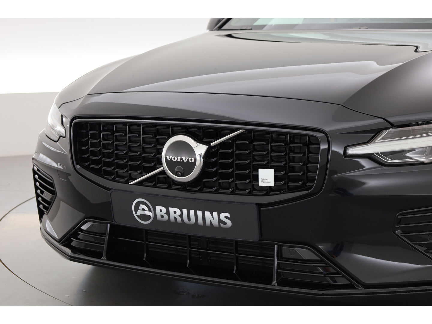 Volvo V60 2.0 T8 Plug-in hybrid AWD Polestar Engineered | B&W | HUD | ACC | 360 Cam | Trekhaak | Stuur- & 4x stoelverw. |