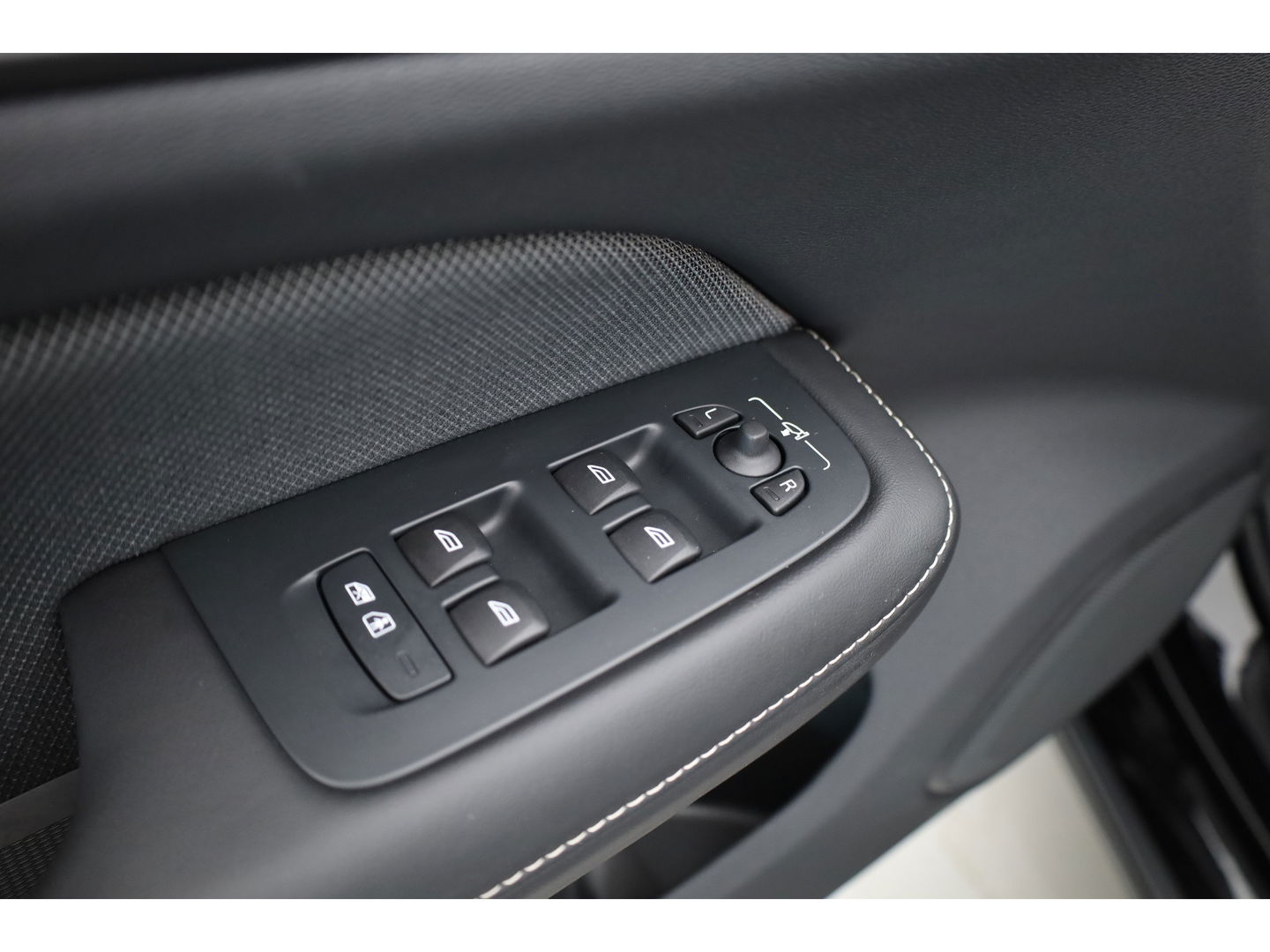 Volvo V60 2.0 T8 Plug-in hybrid AWD Polestar Engineered | B&W | HUD | ACC | 360 Cam | Trekhaak | Stuur- & 4x stoelverw. |