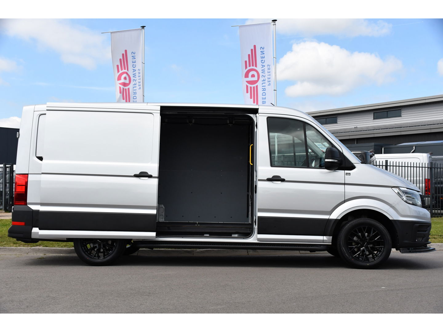 Volkswagen Crafter 2.0 TDI L3H2 Highline PB Edition Adaptieve Cruise, Camera, 360 Sensoren, Carplay, LED, Trekhaak, Automaat, Uniek!