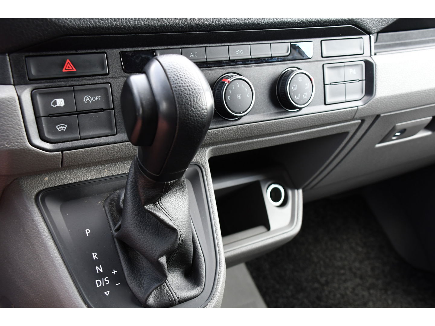Volkswagen Crafter 2.0 TDI L3H2 Highline PB Edition Adaptieve Cruise, Camera, 360 Sensoren, Carplay, LED, Trekhaak, Automaat, Uniek!