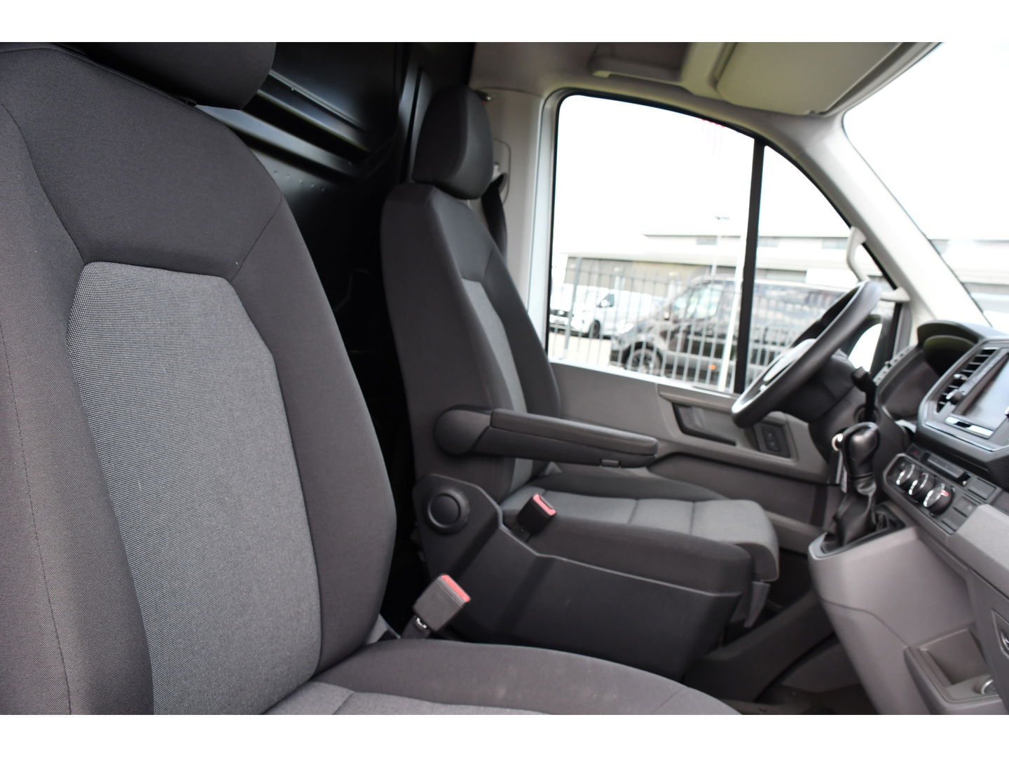 Volkswagen Crafter 2.0 TDI L3H2 Highline PB Edition Adaptieve Cruise, Camera, 360 Sensoren, Carplay, LED, Trekhaak, Automaat, Uniek!