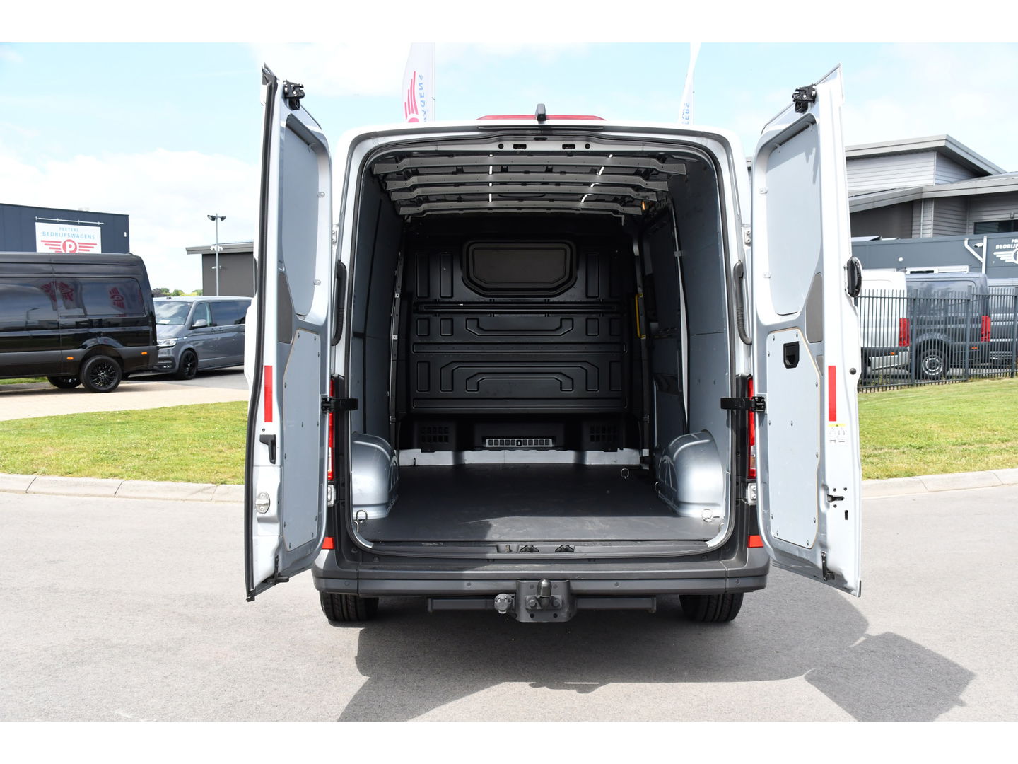 Volkswagen Crafter 2.0 TDI L3H2 Highline PB Edition Adaptieve Cruise, Camera, 360 Sensoren, Carplay, LED, Trekhaak, Automaat, Uniek!