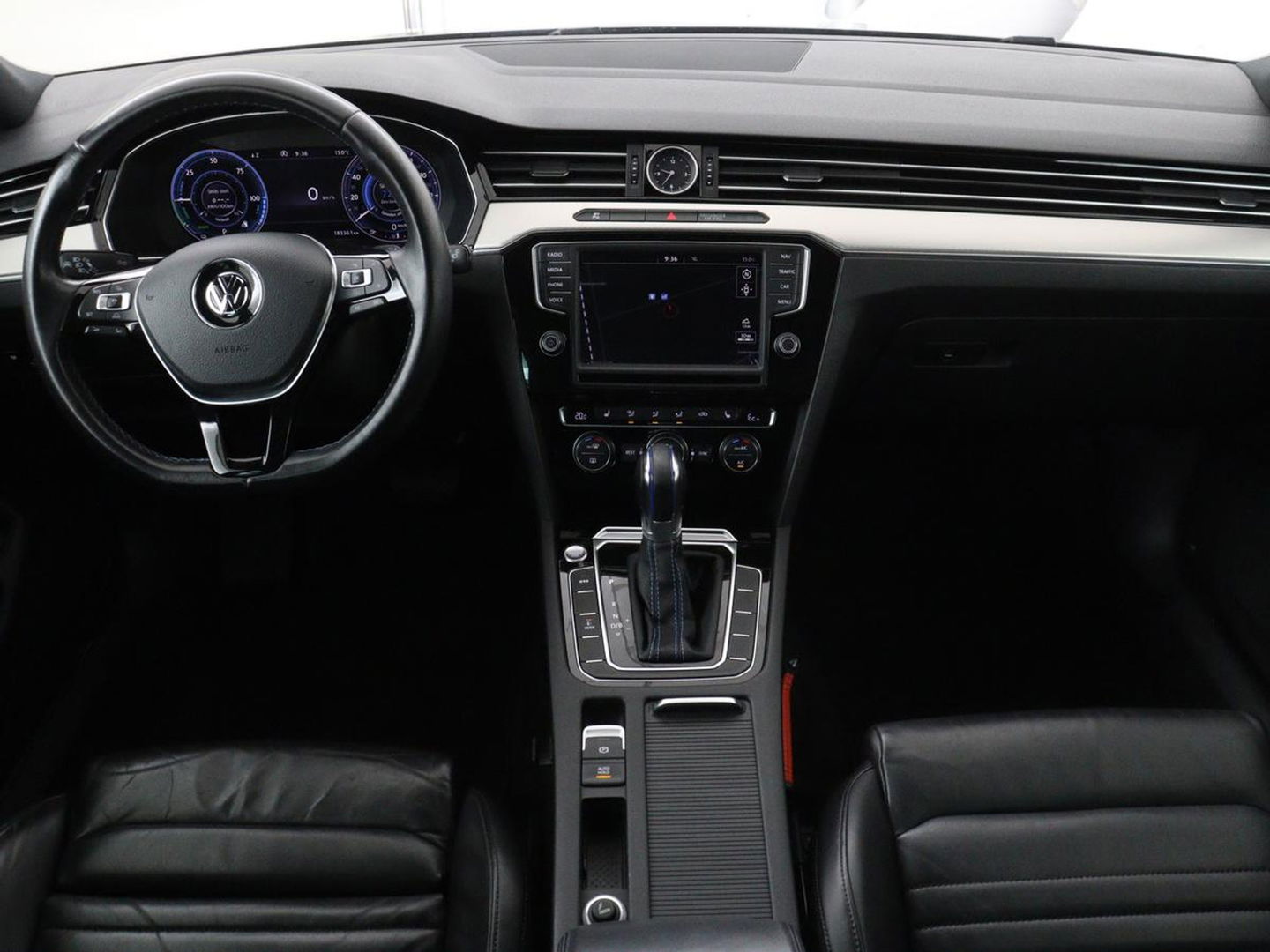 Volkswagen Passat 1.4 TSI GTE Highline | Leder | Panoramadak | Dynaudio | 360 camera | Carplay | Massage | Stoelverwarming | Dodehoek detectie | Full LED