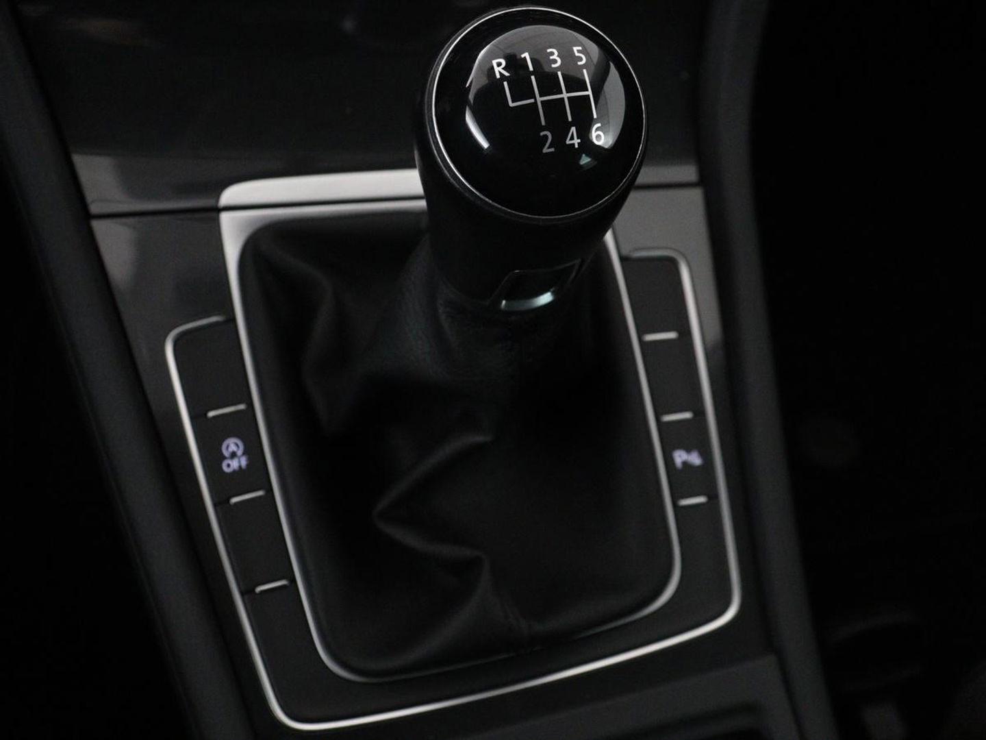 Volkswagen Golf 1.0 TSI Comfortline | Panoramadak | Stoelverwarming | Massage | Full LED | Carplay | Camera | Adaptive cruise | Sportstoelen | Climate control