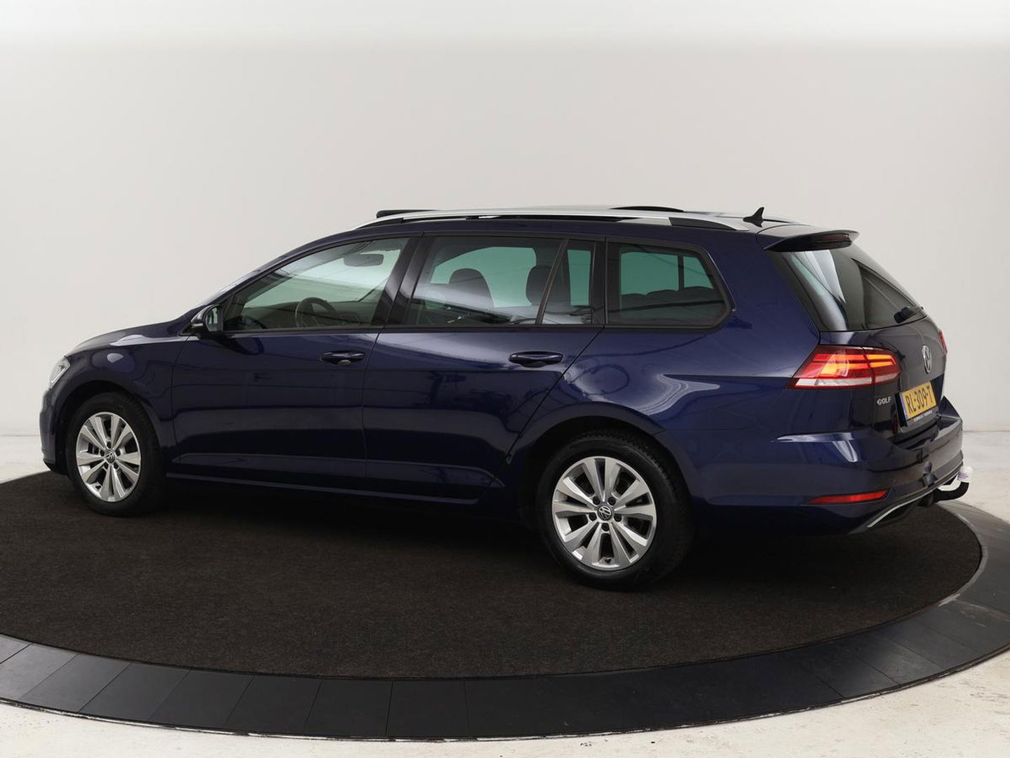 Volkswagen Golf 1.0 TSI Comfortline | Panoramadak | Stoelverwarming | Massage | Full LED | Carplay | Camera | Adaptive cruise | Sportstoelen | Climate control