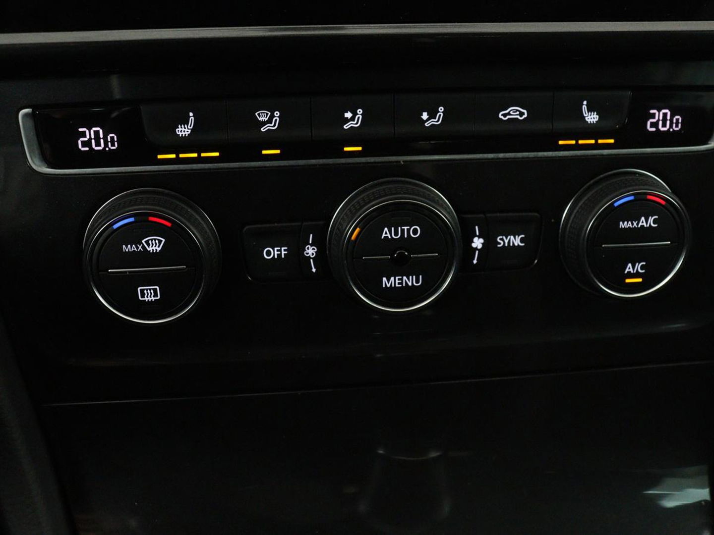 Volkswagen Golf 1.0 TSI Comfortline | Panoramadak | Stoelverwarming | Massage | Full LED | Carplay | Camera | Adaptive cruise | Sportstoelen | Climate control
