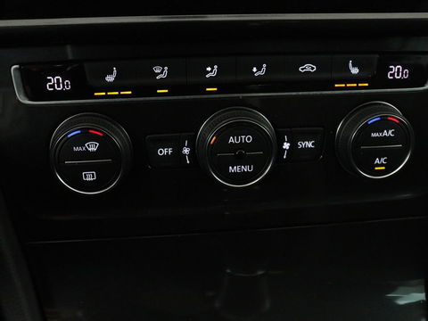 Volkswagen Golf 1.0 TSI Comfortline | Panoramadak | Stoelverwarming | Massage | Full LED | Carplay | Camera | Adaptive cruise | Sportstoelen | Climate control