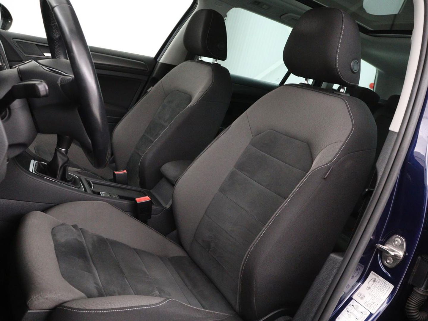 Volkswagen Golf 1.0 TSI Comfortline | Panoramadak | Stoelverwarming | Massage | Full LED | Carplay | Camera | Adaptive cruise | Sportstoelen | Climate control