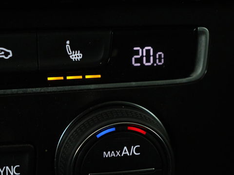 Volkswagen Golf 1.0 TSI Comfortline | Panoramadak | Stoelverwarming | Massage | Full LED | Carplay | Camera | Adaptive cruise | Sportstoelen | Climate control