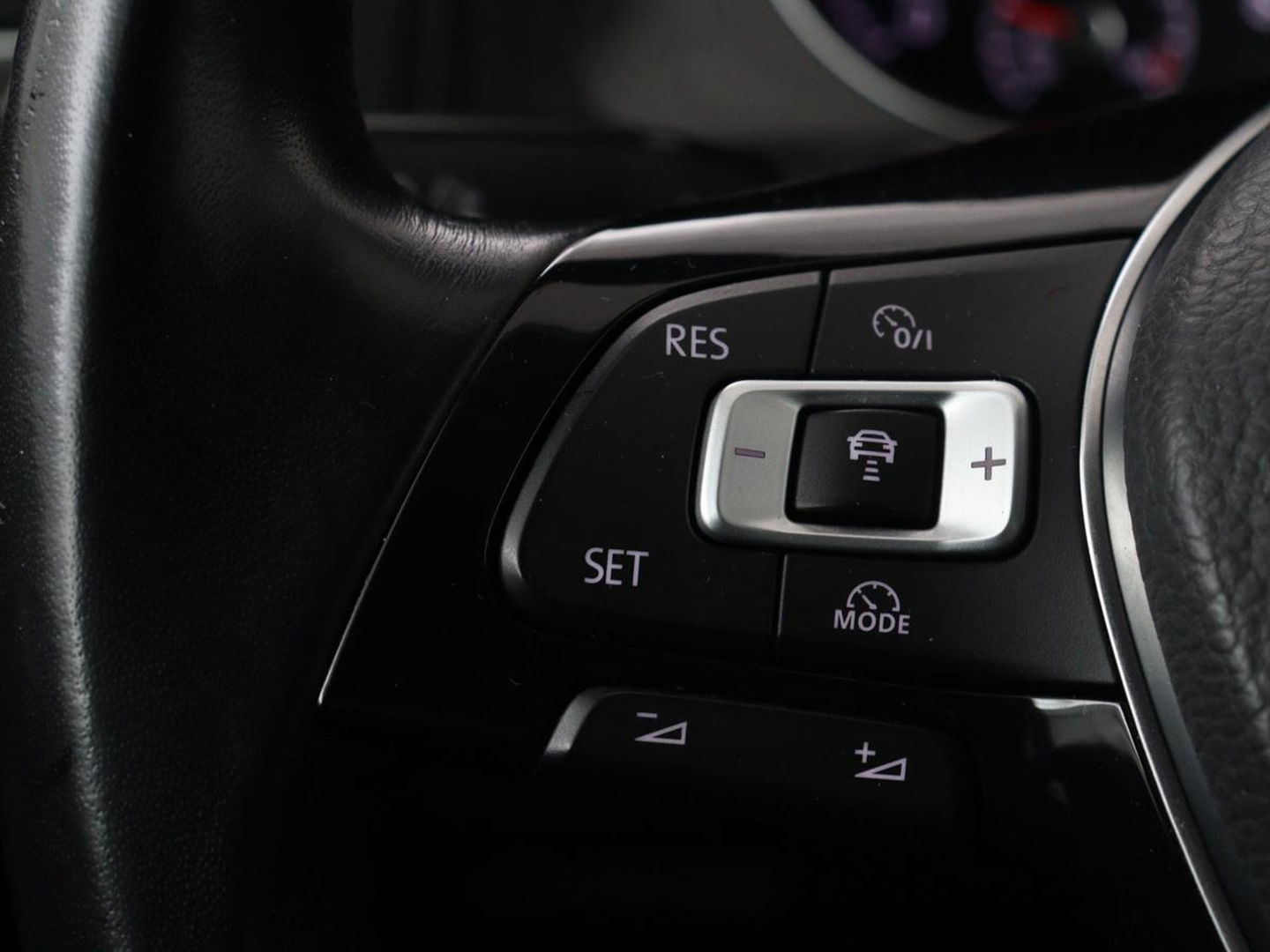 Volkswagen Golf 1.0 TSI Comfortline | Panoramadak | Stoelverwarming | Massage | Full LED | Carplay | Camera | Adaptive cruise | Sportstoelen | Climate control