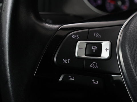 Volkswagen Golf 1.0 TSI Comfortline | Panoramadak | Stoelverwarming | Massage | Full LED | Carplay | Camera | Adaptive cruise | Sportstoelen | Climate control