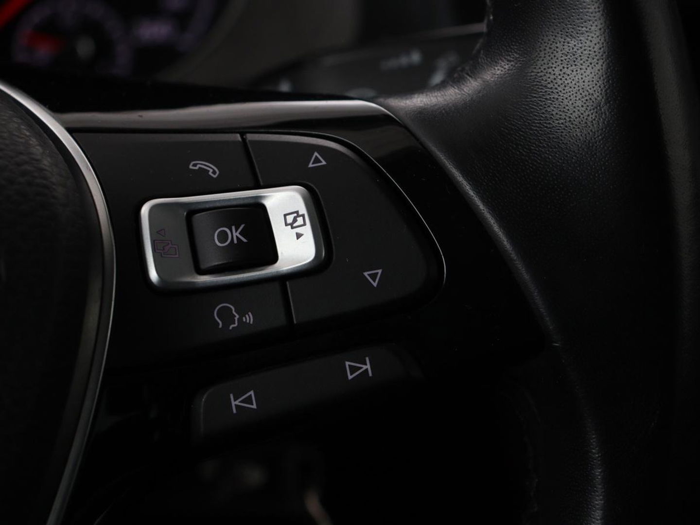 Volkswagen Golf 1.0 TSI Comfortline | Panoramadak | Stoelverwarming | Massage | Full LED | Carplay | Camera | Adaptive cruise | Sportstoelen | Climate control