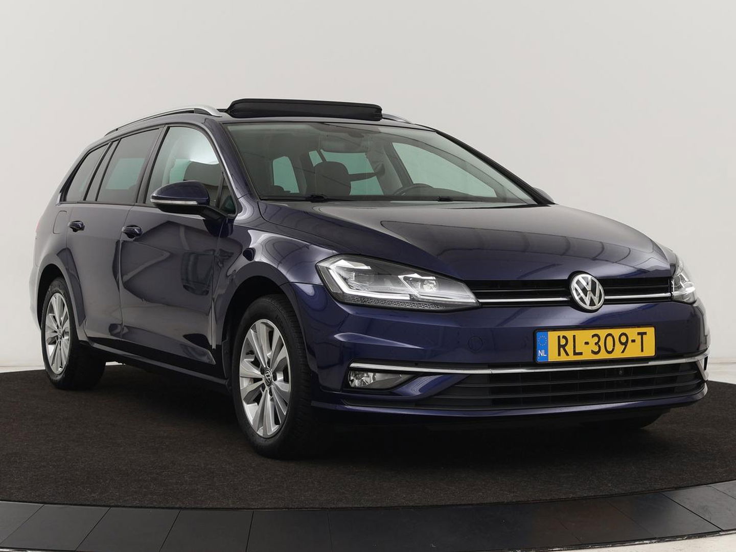 Volkswagen Golf 1.0 TSI Comfortline | Panoramadak | Stoelverwarming | Massage | Full LED | Carplay | Camera | Adaptive cruise | Sportstoelen | Climate control