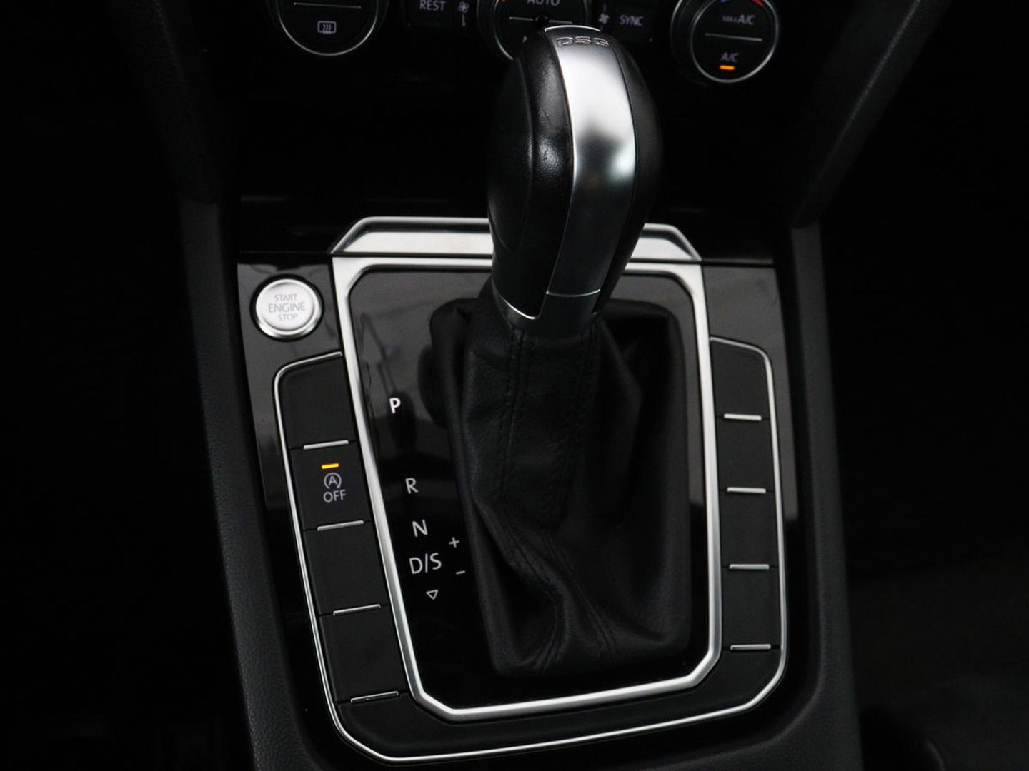 Volkswagen Passat 1.4 TSI R Line | Trekhaak | 360 camera | Stoelverwarming | Leder/Alcantara | Carplay | Adaptive cruise | Navigatie | Full LED | Virtual Cockpit