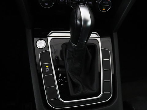 Volkswagen Passat 1.4 TSI R Line | Trekhaak | 360 camera | Stoelverwarming | Leder/Alcantara | Carplay | Adaptive cruise | Navigatie | Full LED | Virtual Cockpit