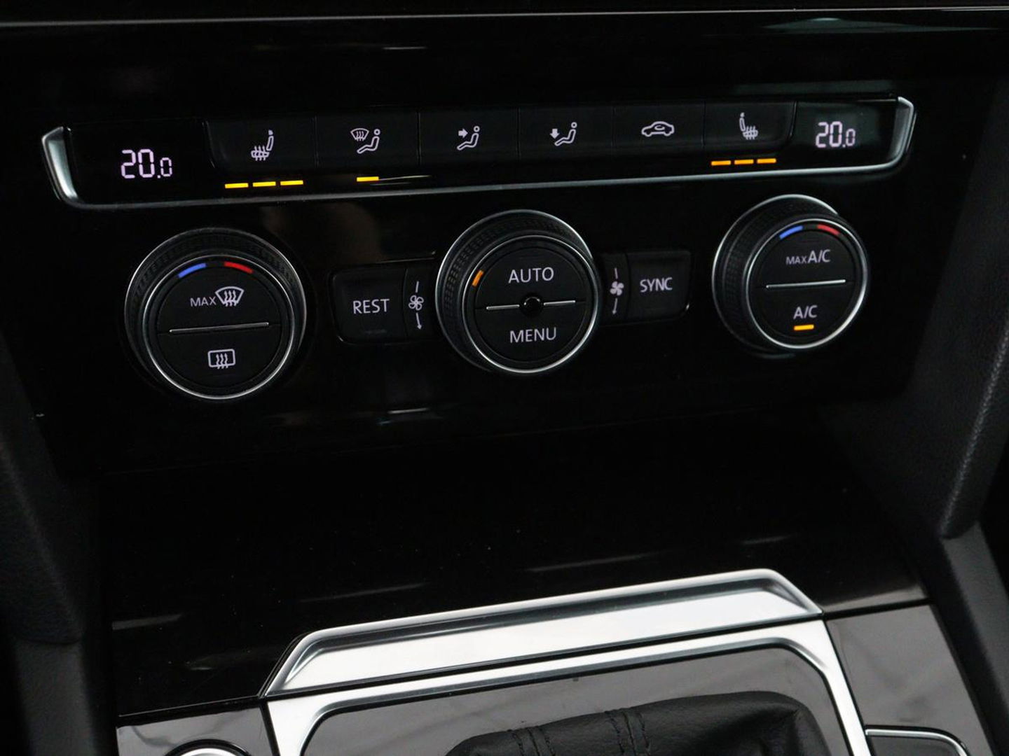 Volkswagen Passat 1.4 TSI R Line | Trekhaak | 360 camera | Stoelverwarming | Leder/Alcantara | Carplay | Adaptive cruise | Navigatie | Full LED | Virtual Cockpit