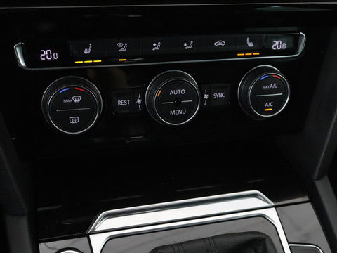 Volkswagen Passat 1.4 TSI R Line | Trekhaak | 360 camera | Stoelverwarming | Leder/Alcantara | Carplay | Adaptive cruise | Navigatie | Full LED | Virtual Cockpit