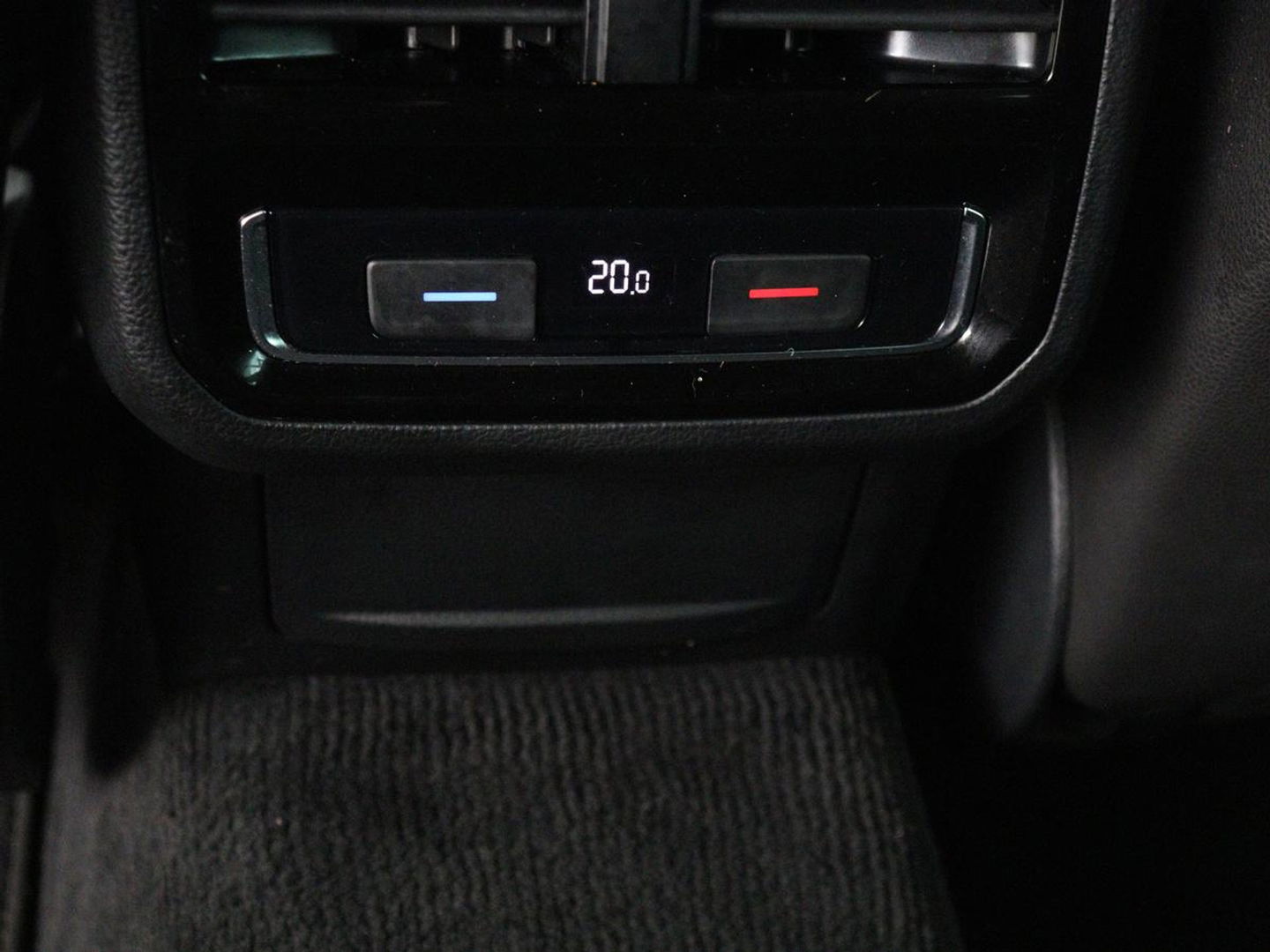 Volkswagen Passat 1.4 TSI R Line | Trekhaak | 360 camera | Stoelverwarming | Leder/Alcantara | Carplay | Adaptive cruise | Navigatie | Full LED | Virtual Cockpit