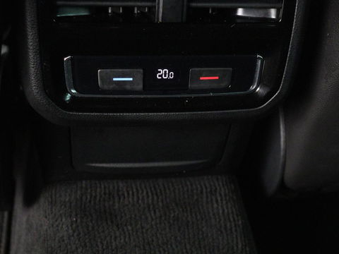 Volkswagen Passat 1.4 TSI R Line | Trekhaak | 360 camera | Stoelverwarming | Leder/Alcantara | Carplay | Adaptive cruise | Navigatie | Full LED | Virtual Cockpit