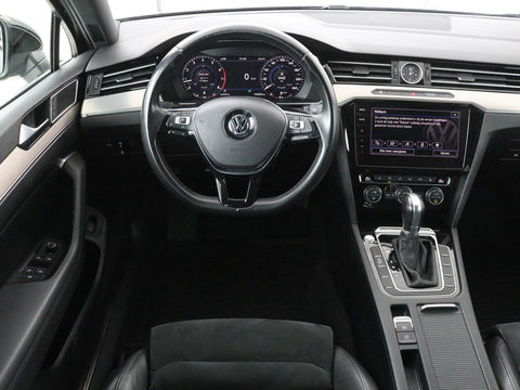 Volkswagen Passat 1.4 TSI R Line | Trekhaak | 360 camera | Stoelverwarming | Leder/Alcantara | Carplay | Adaptive cruise | Navigatie | Full LED | Virtual Cockpit
