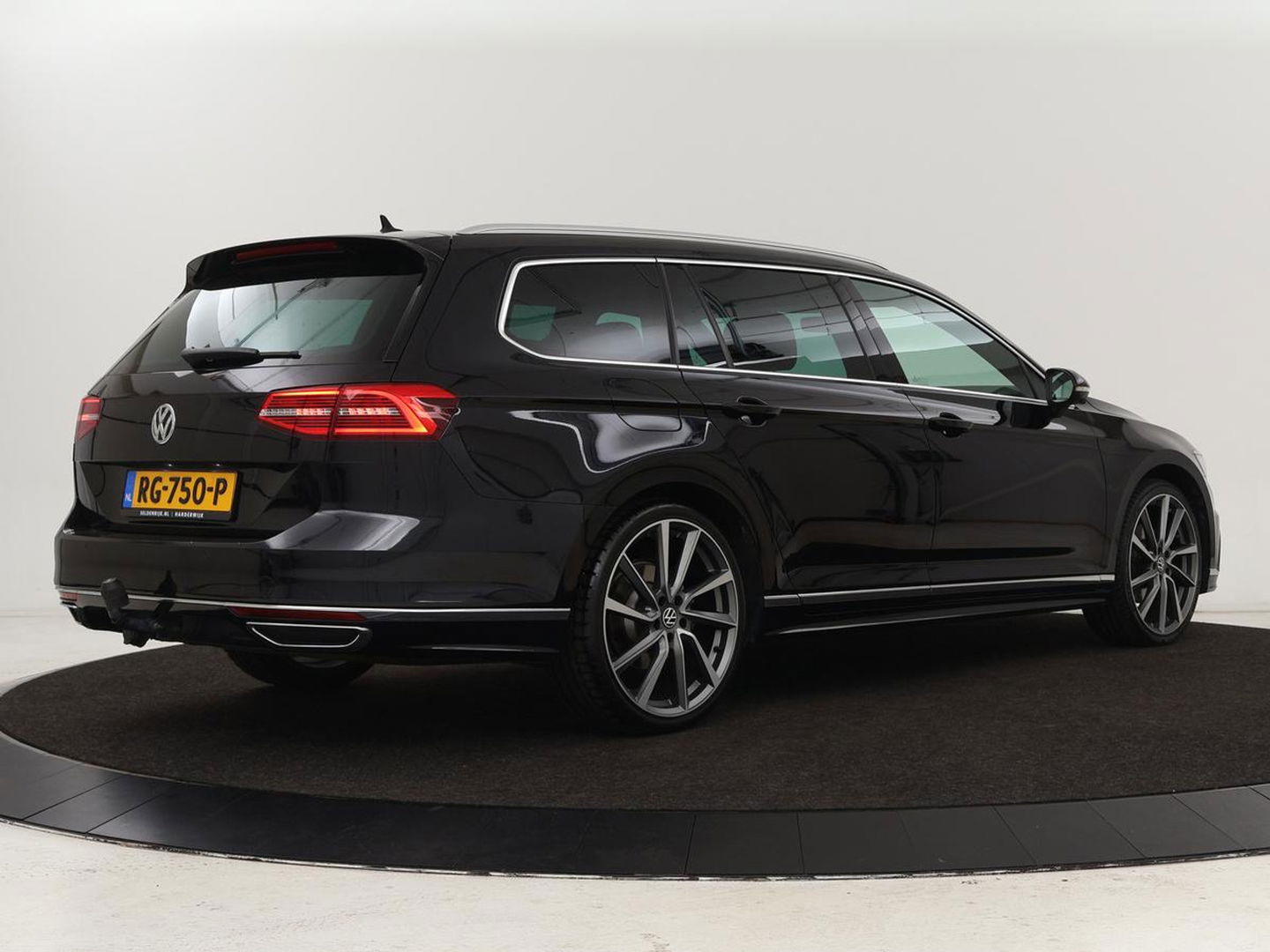 Volkswagen Passat 1.4 TSI R Line | Trekhaak | 360 camera | Stoelverwarming | Leder/Alcantara | Carplay | Adaptive cruise | Navigatie | Full LED | Virtual Cockpit