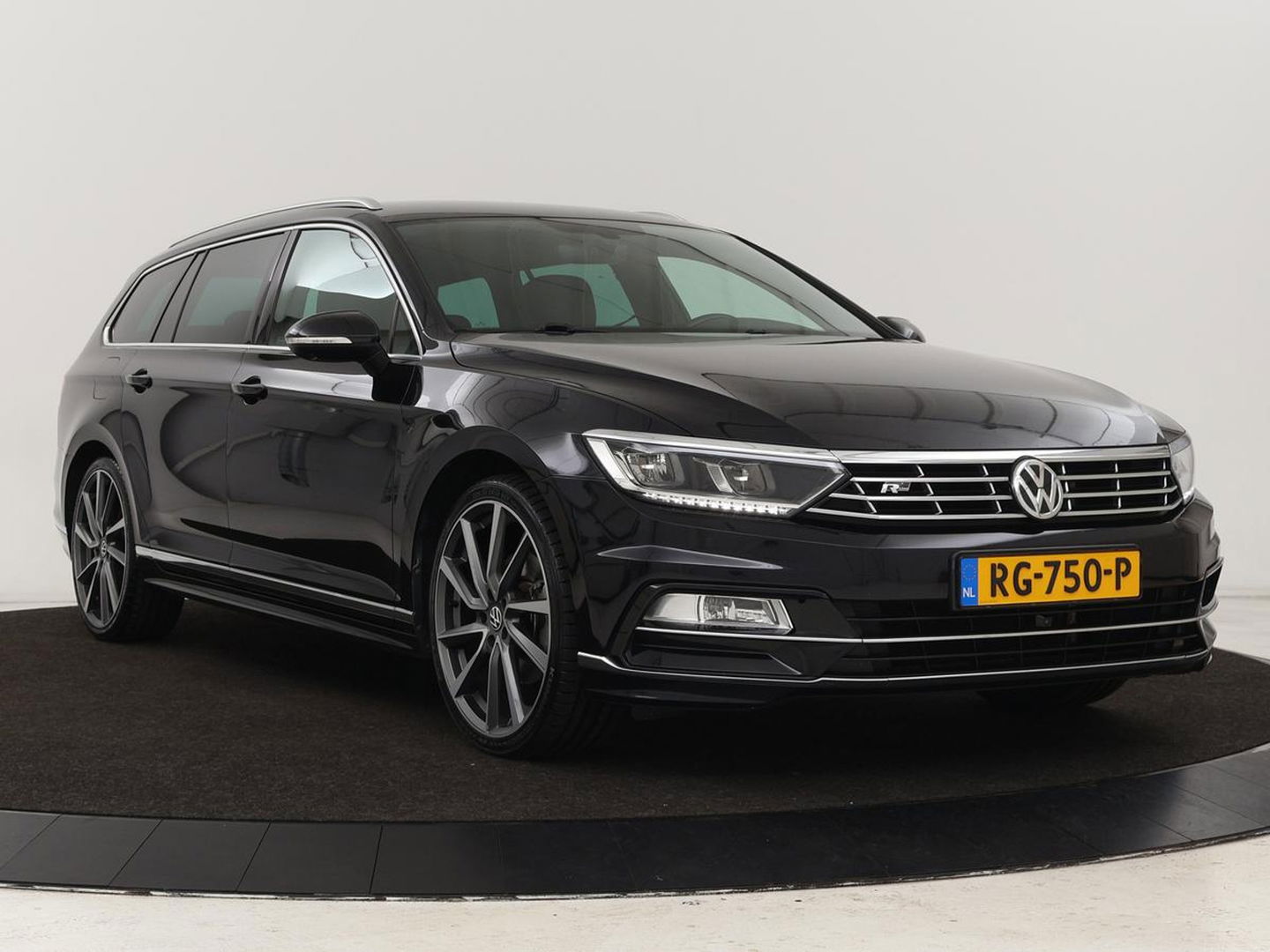 Volkswagen Passat 1.4 TSI R Line | Trekhaak | 360 camera | Stoelverwarming | Leder/Alcantara | Carplay | Adaptive cruise | Navigatie | Full LED | Virtual Cockpit