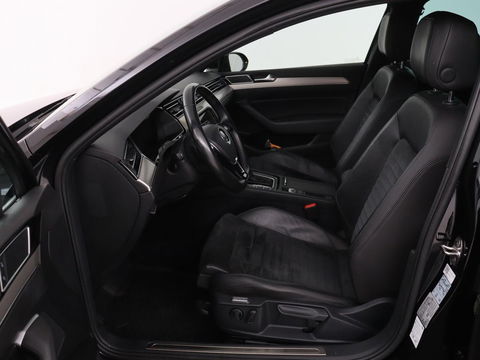 Volkswagen Passat 1.4 TSI R Line | Trekhaak | 360 camera | Stoelverwarming | Leder/Alcantara | Carplay | Adaptive cruise | Navigatie | Full LED | Virtual Cockpit