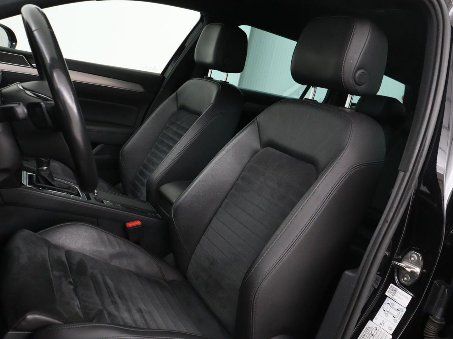 Volkswagen Passat 1.4 TSI R Line | Trekhaak | 360 camera | Stoelverwarming | Leder/Alcantara | Carplay | Adaptive cruise | Navigatie | Full LED | Virtual Cockpit