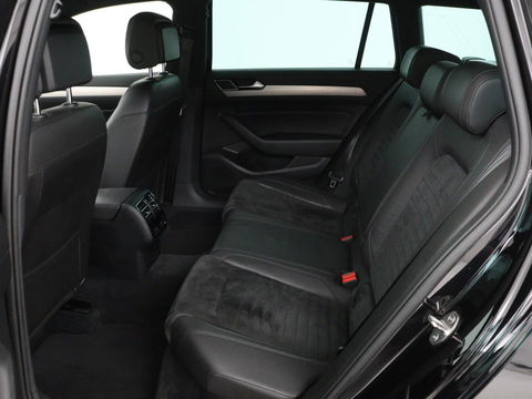 Volkswagen Passat 1.4 TSI R Line | Trekhaak | 360 camera | Stoelverwarming | Leder/Alcantara | Carplay | Adaptive cruise | Navigatie | Full LED | Virtual Cockpit