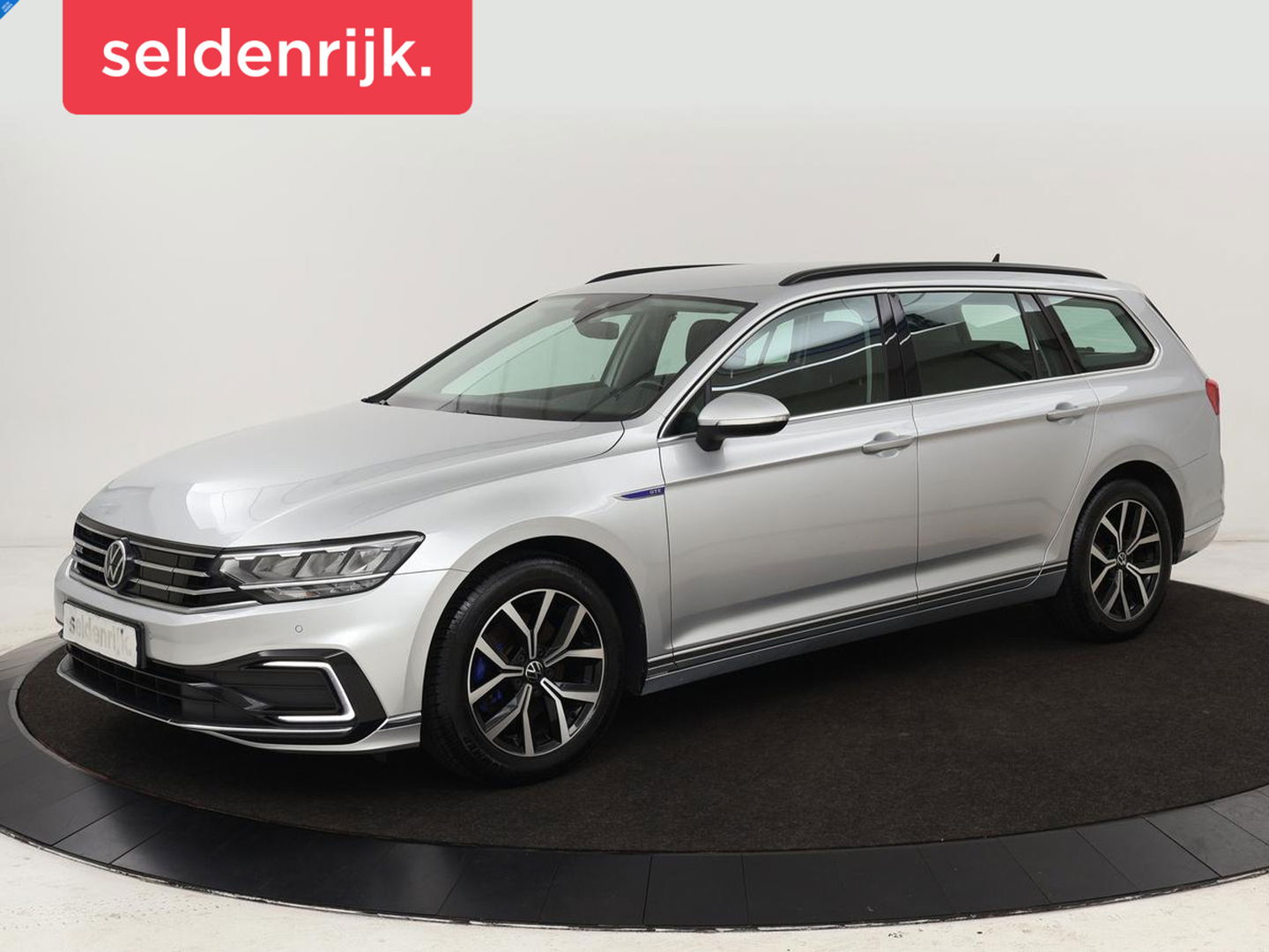 Volkswagen Passat 1.4 TSI PHEV GTE | Stoelverwarming | Trekhaak | Camera | Carplay | Massage | Matrix LED | Adaptive cruise | Navigatie
