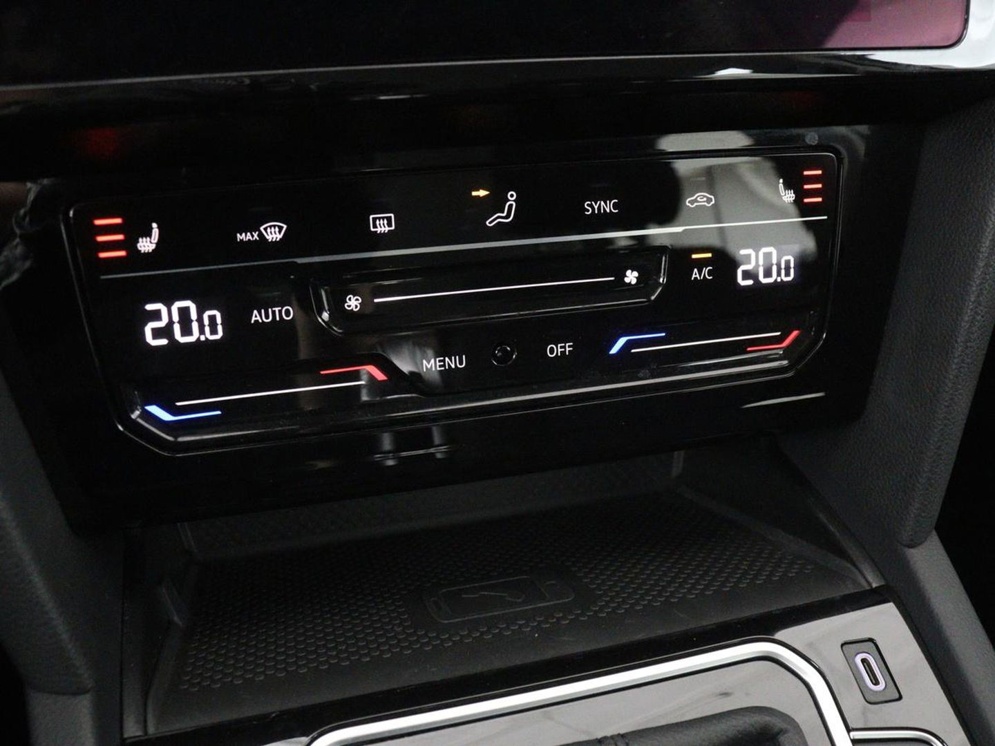 Volkswagen Passat 1.4 TSI PHEV GTE | Stoelverwarming | Trekhaak | Camera | Carplay | Massage | Matrix LED | Adaptive cruise | Navigatie