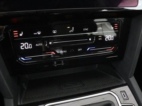 Volkswagen Passat 1.4 TSI PHEV GTE | Stoelverwarming | Trekhaak | Camera | Carplay | Massage | Matrix LED | Adaptive cruise | Navigatie