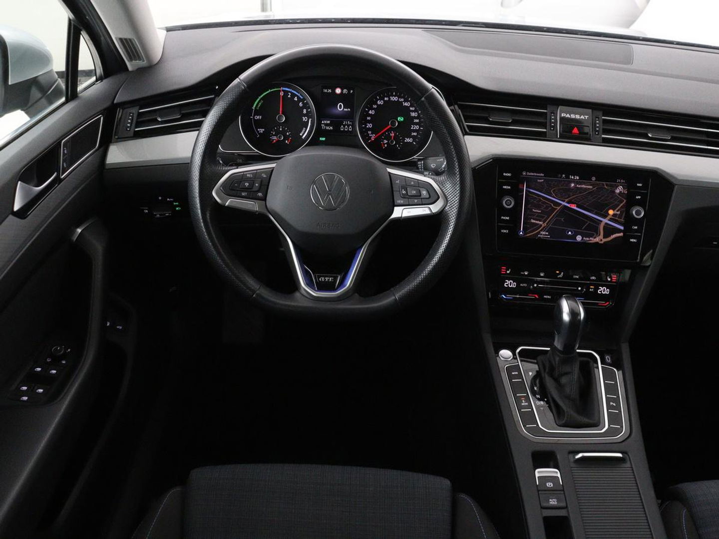 Volkswagen Passat 1.4 TSI PHEV GTE | Stoelverwarming | Trekhaak | Camera | Carplay | Massage | Matrix LED | Adaptive cruise | Navigatie