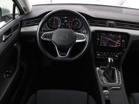 Volkswagen Passat 1.4 TSI PHEV GTE | Stoelverwarming | Trekhaak | Camera | Carplay | Massage | Matrix LED | Adaptive cruise | Navigatie
