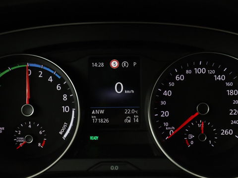 Volkswagen Passat 1.4 TSI PHEV GTE | Stoelverwarming | Trekhaak | Camera | Carplay | Massage | Matrix LED | Adaptive cruise | Navigatie
