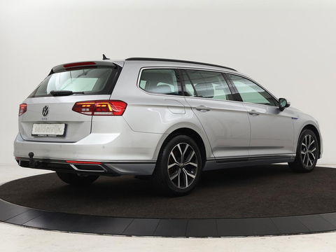 Volkswagen Passat 1.4 TSI PHEV GTE | Stoelverwarming | Trekhaak | Camera | Carplay | Massage | Matrix LED | Adaptive cruise | Navigatie