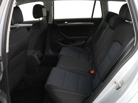 Volkswagen Passat 1.4 TSI PHEV GTE | Stoelverwarming | Trekhaak | Camera | Carplay | Massage | Matrix LED | Adaptive cruise | Navigatie