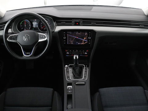 Volkswagen Passat 1.4 TSI PHEV GTE | Stoelverwarming | Trekhaak | Camera | Carplay | Massage | Matrix LED | Adaptive cruise | Navigatie