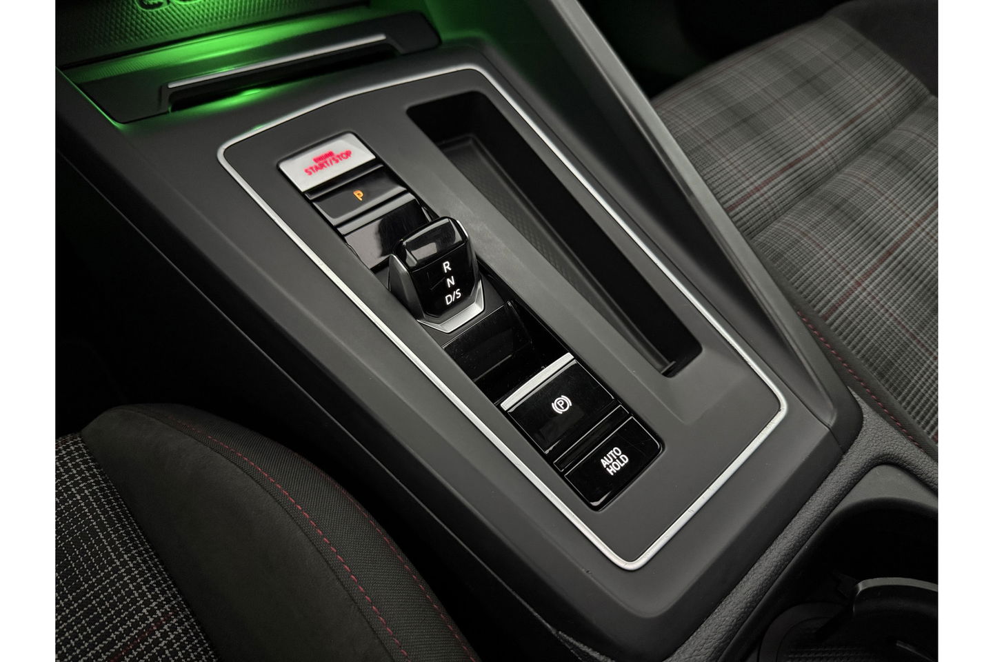 Volkswagen Golf 2.0 TSI GTI 245PK Pano | Harman-Kardon Audio | IQ | Sfeer LED Carplay Camera Head-up Virtual Clima Cruise Navi PDC 18''LMV