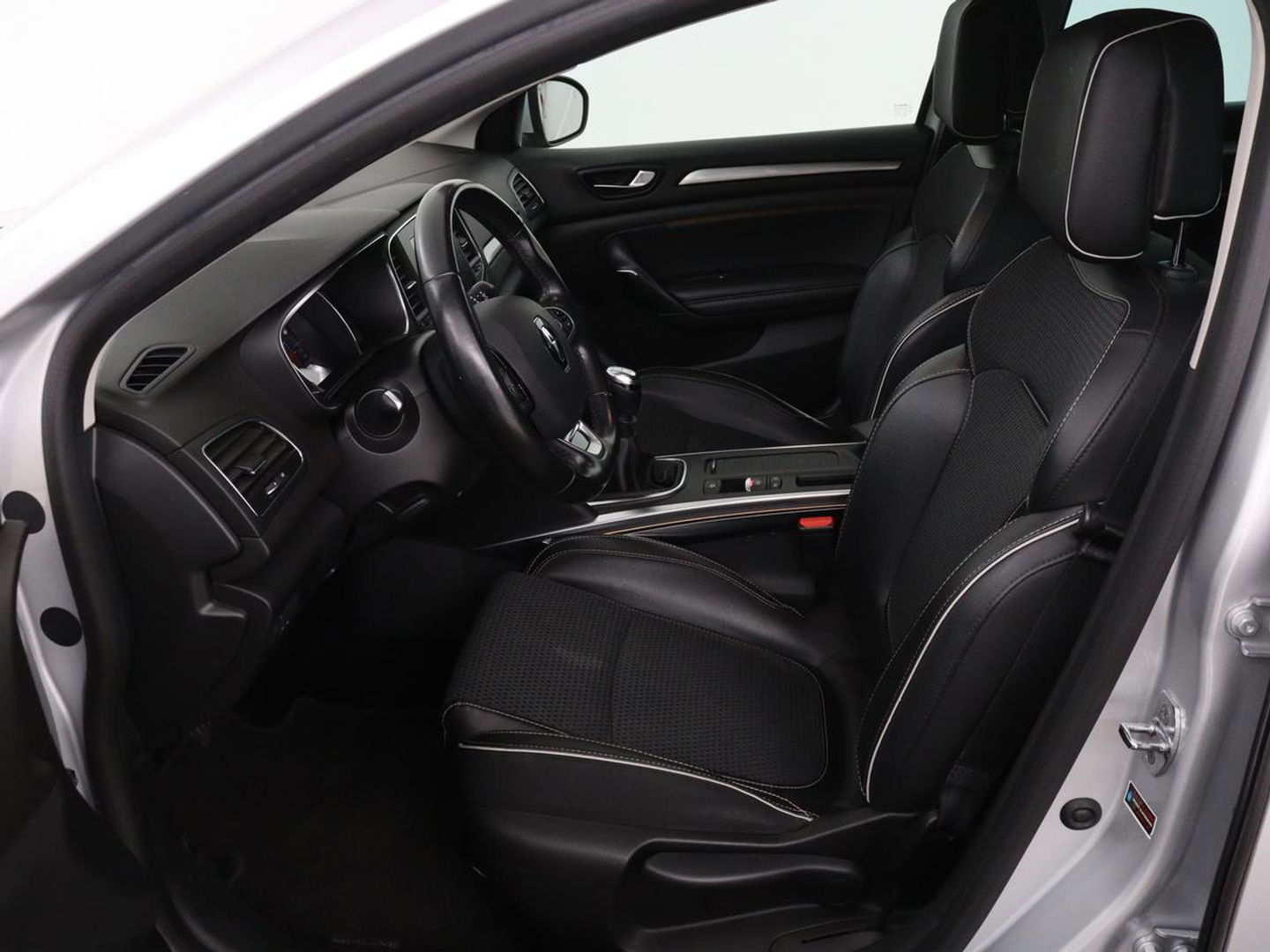 Renault Mégane 1.3 TCe Bose | Trekhaak | Camera | Carplay | Keyless | Navigatie | Climate control | Bose Sound | Park Assist | Half leder
