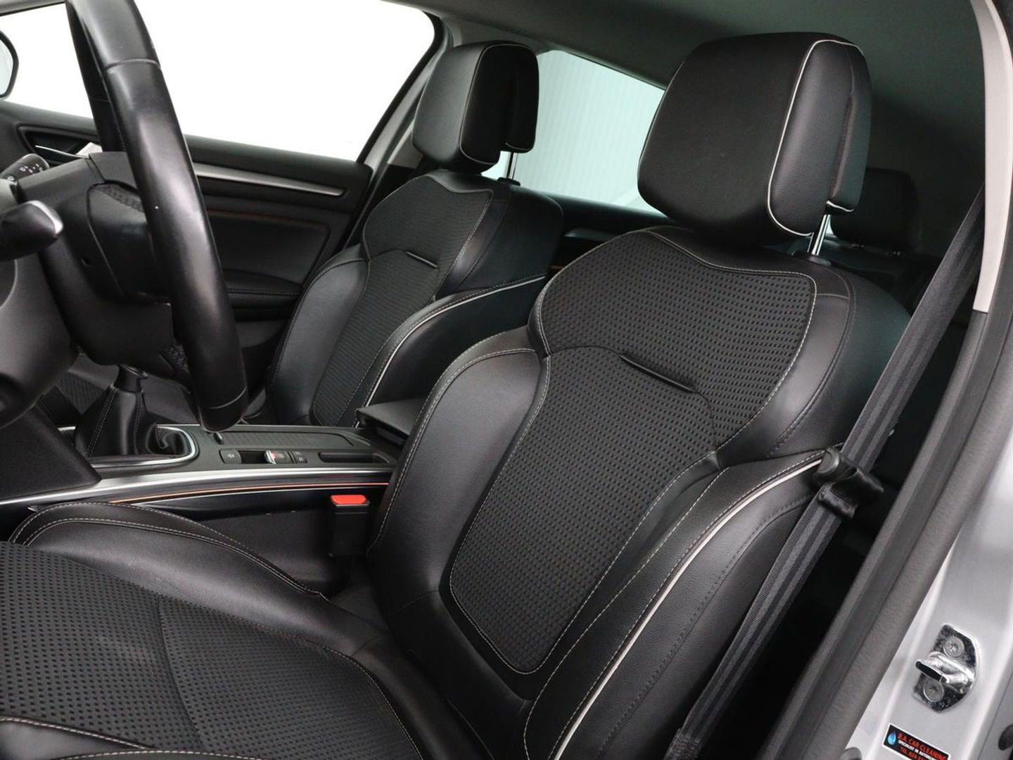 Renault Mégane 1.3 TCe Bose | Trekhaak | Camera | Carplay | Keyless | Navigatie | Climate control | Bose Sound | Park Assist | Half leder