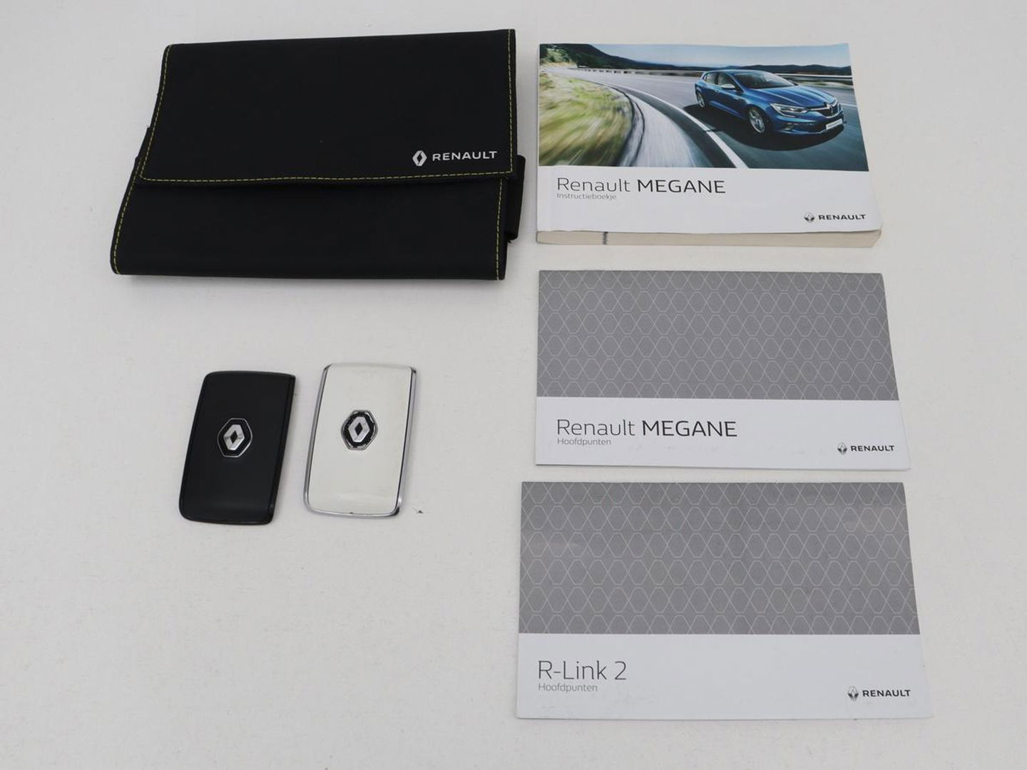 Renault Mégane 1.3 TCe Bose | Trekhaak | Camera | Carplay | Keyless | Navigatie | Climate control | Bose Sound | Park Assist | Half leder