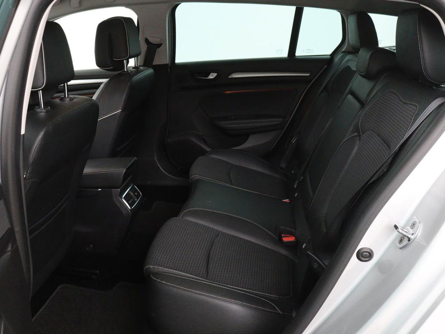 Renault Mégane 1.3 TCe Bose | Trekhaak | Camera | Carplay | Keyless | Navigatie | Climate control | Bose Sound | Park Assist | Half leder