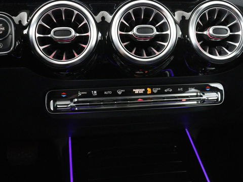 Mercedes-Benz B-Klasse 180 Business Solution Luxury | Leder | Stoelverwarming | Carplay | Sfeerverlichting | Camera | Widescreen | Full LED | Navigatie