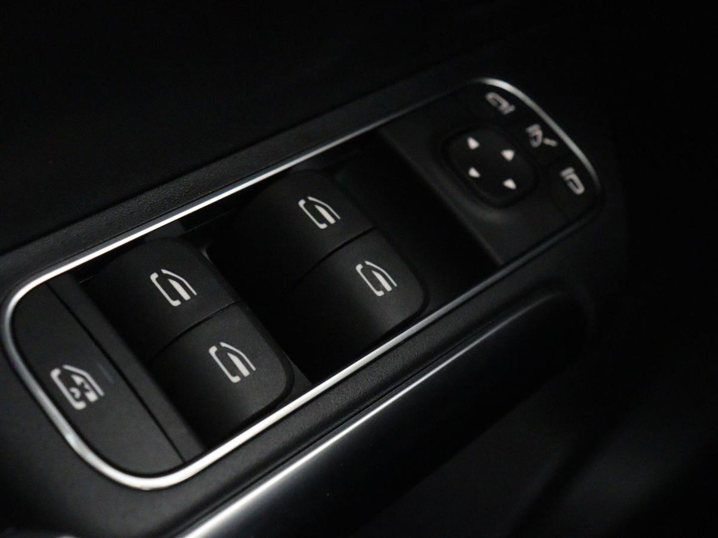Mercedes-Benz B-Klasse 180 Business Solution Luxury | Leder | Stoelverwarming | Carplay | Sfeerverlichting | Camera | Widescreen | Full LED | Navigatie