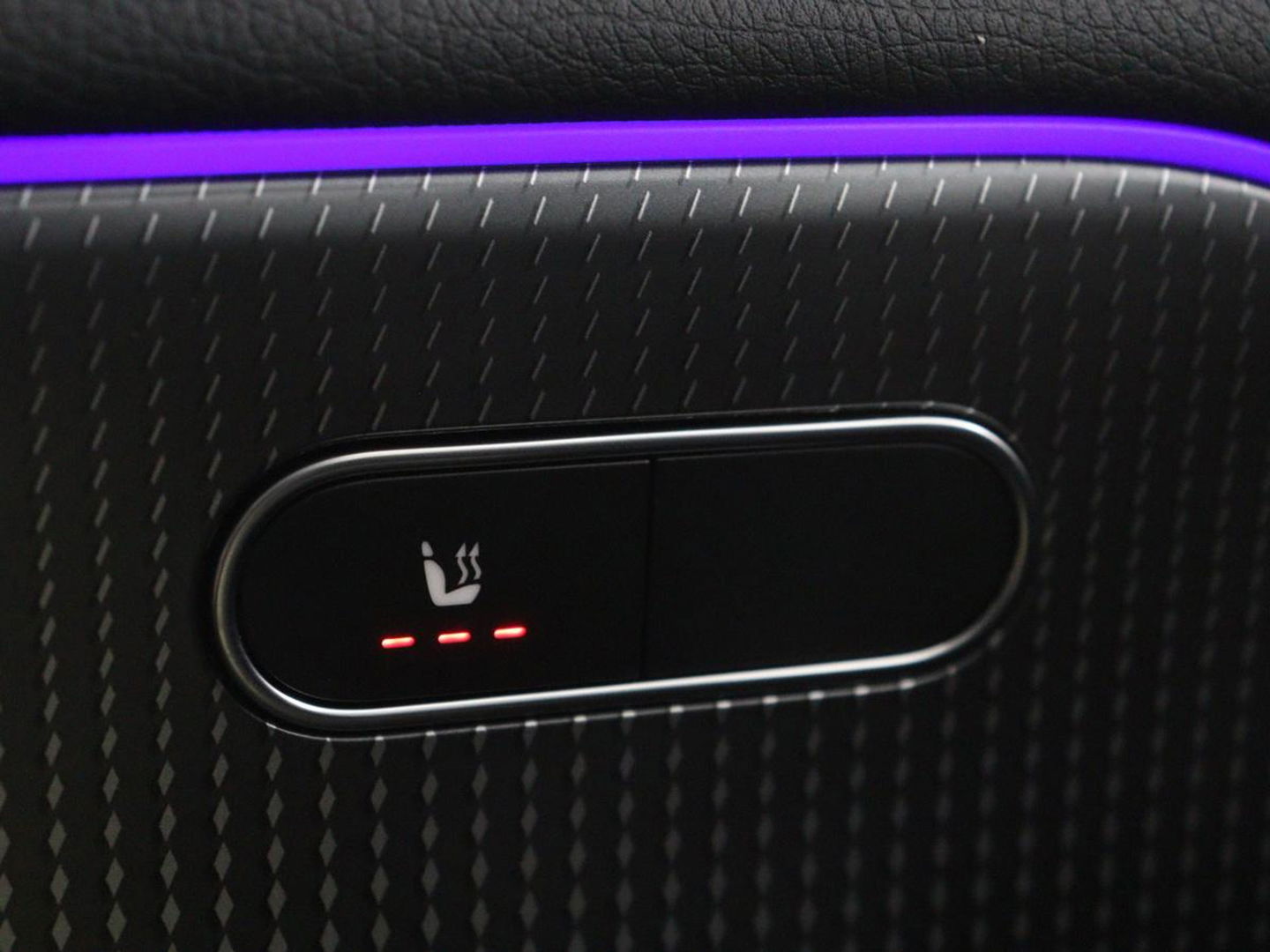 Mercedes-Benz B-Klasse 180 Business Solution Luxury | Leder | Stoelverwarming | Carplay | Sfeerverlichting | Camera | Widescreen | Full LED | Navigatie