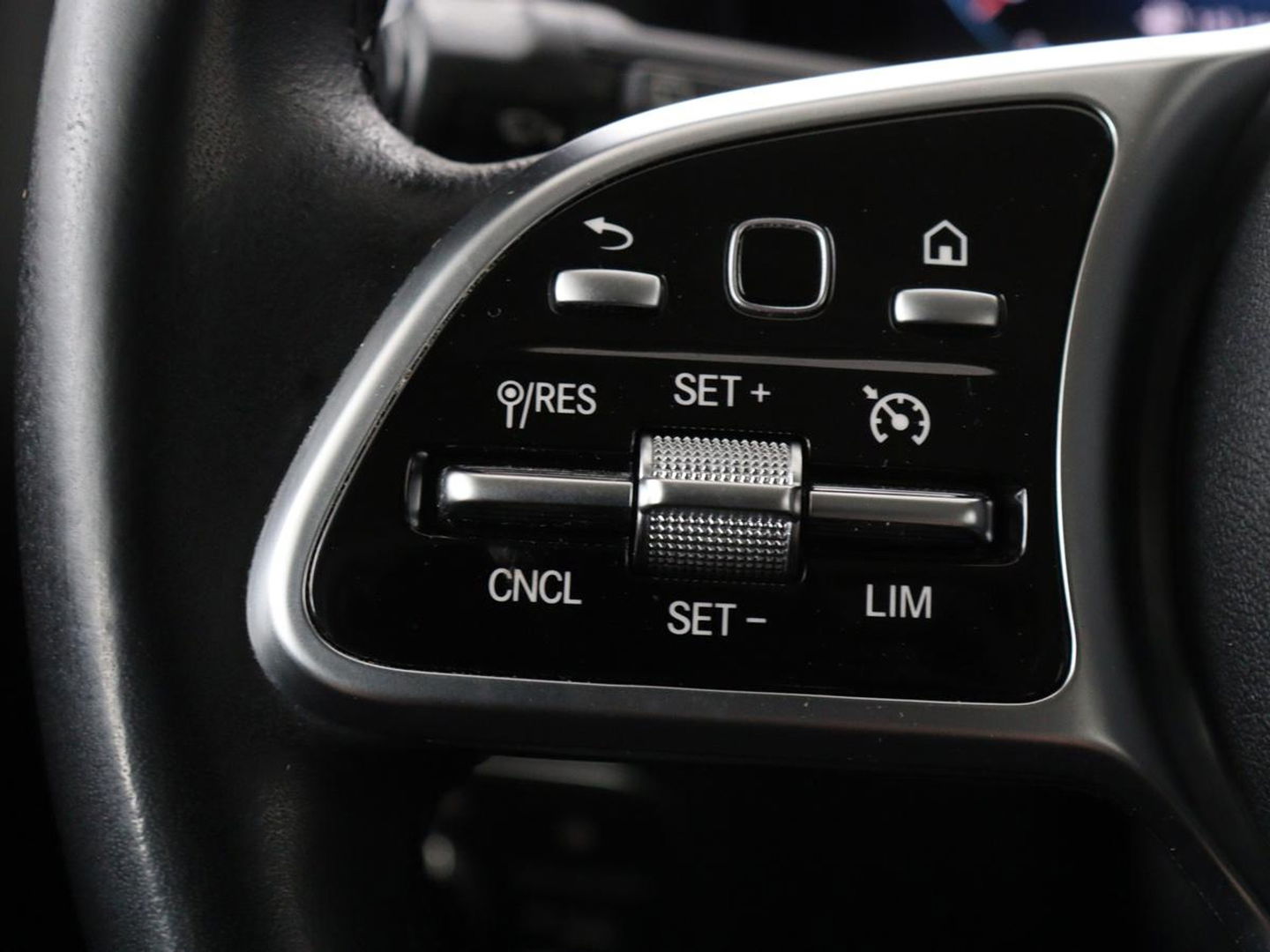 Mercedes-Benz B-Klasse 180 Business Solution Luxury | Leder | Stoelverwarming | Carplay | Sfeerverlichting | Camera | Widescreen | Full LED | Navigatie