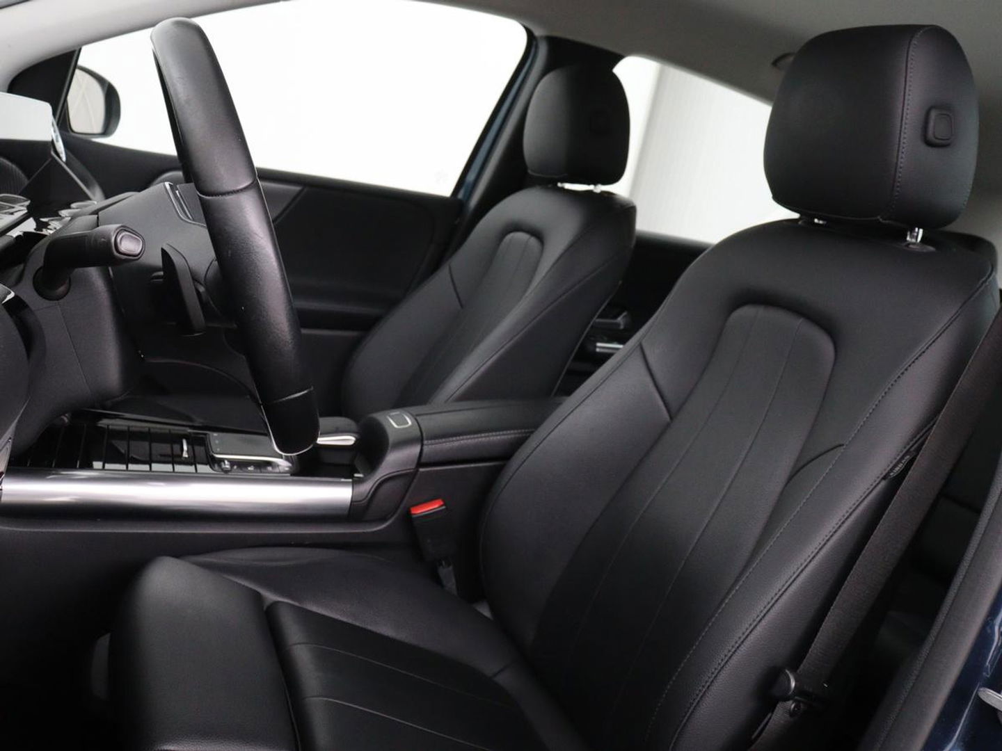 Mercedes-Benz B-Klasse 180 Business Solution Luxury | Leder | Stoelverwarming | Carplay | Sfeerverlichting | Camera | Widescreen | Full LED | Navigatie