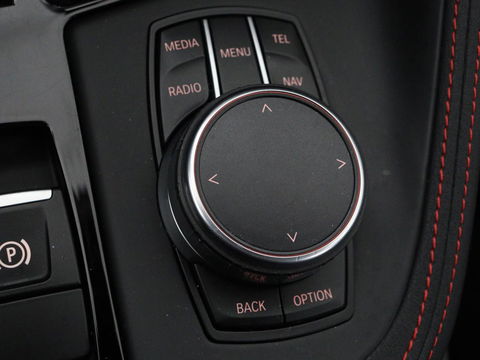 BMW X1 xDrive20i Executive | Sport Line | Adaptive cruise | Camera | Head-Up | Stoelverwarming | Full LED | Sportstoelen | Navigatie | Park Assist | Climate control