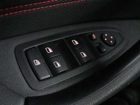 BMW X1 xDrive20i Executive | Sport Line | Adaptive cruise | Camera | Head-Up | Stoelverwarming | Full LED | Sportstoelen | Navigatie | Park Assist | Climate control